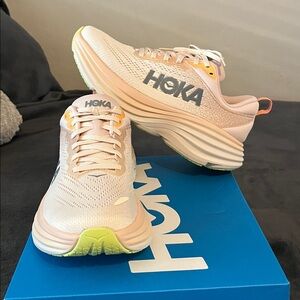 New never worn Hoka Women’s 7.5B Bondi 8 Sneakers Orange Peach, Gray, & Orange